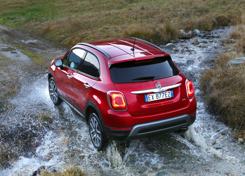 Illustration for article titled No One Will Ever Drive Their 2016 Fiat 500X Like In These Photos